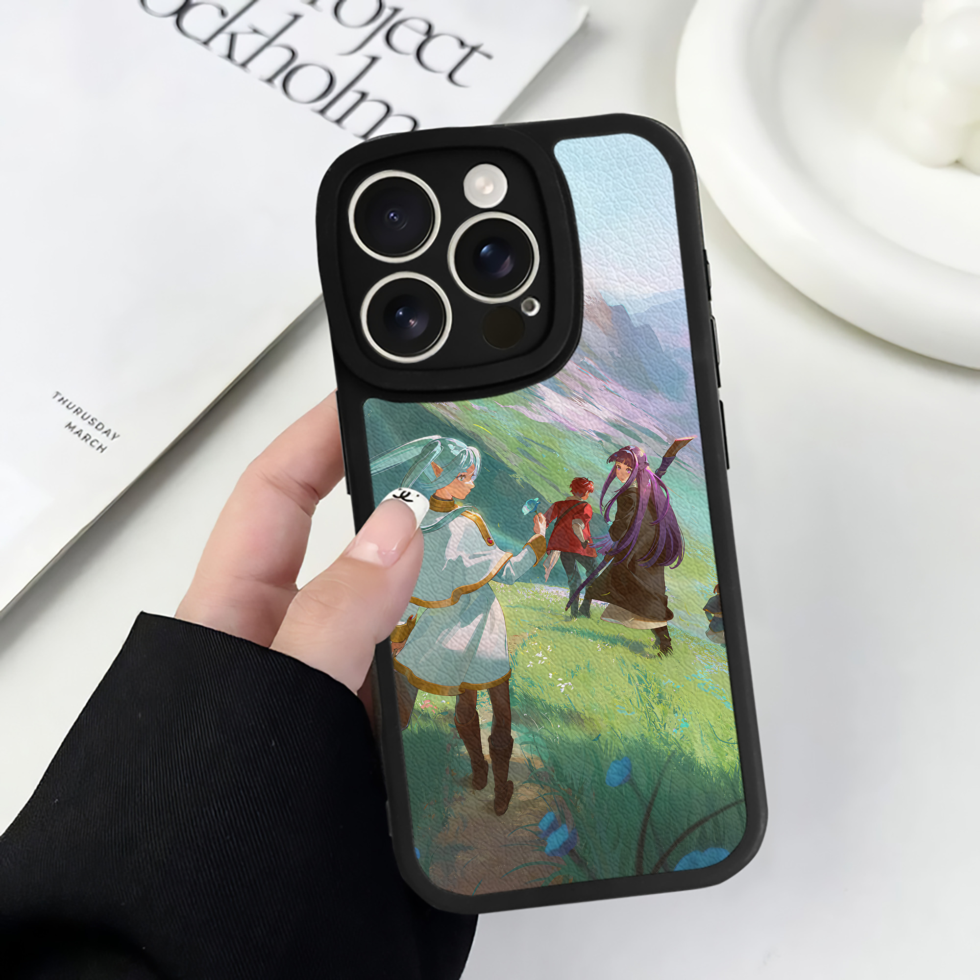 （画像用） 葬送のフリーレン Frieren 【iPhone 16シリーズ対応】シリコンスマホケース（レザー調） 材質：シリコン